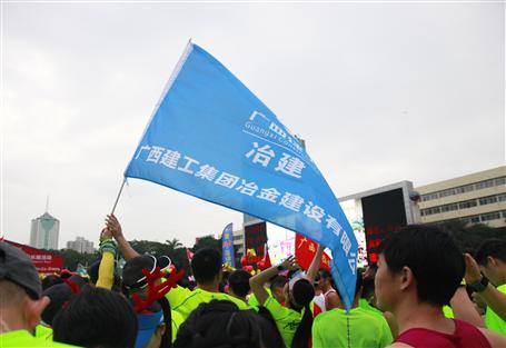 跑出風(fēng)采！冶建旗幟飄揚(yáng)“南馬”