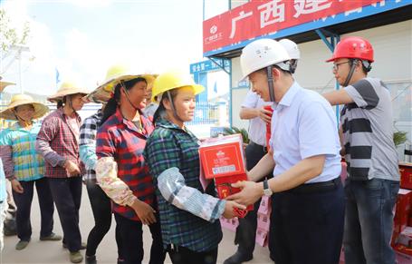 集團(tuán)公司黨委委員、副總經(jīng)理侯立林到公司施工一線送清涼