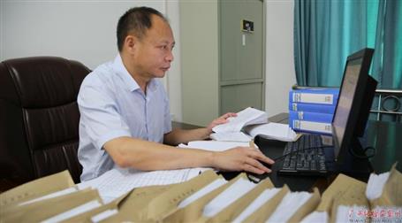 初心不改　本色不褪——記廣西勤廉榜樣、河池市紀(jì)委副書記、監(jiān)委副主任黃振林